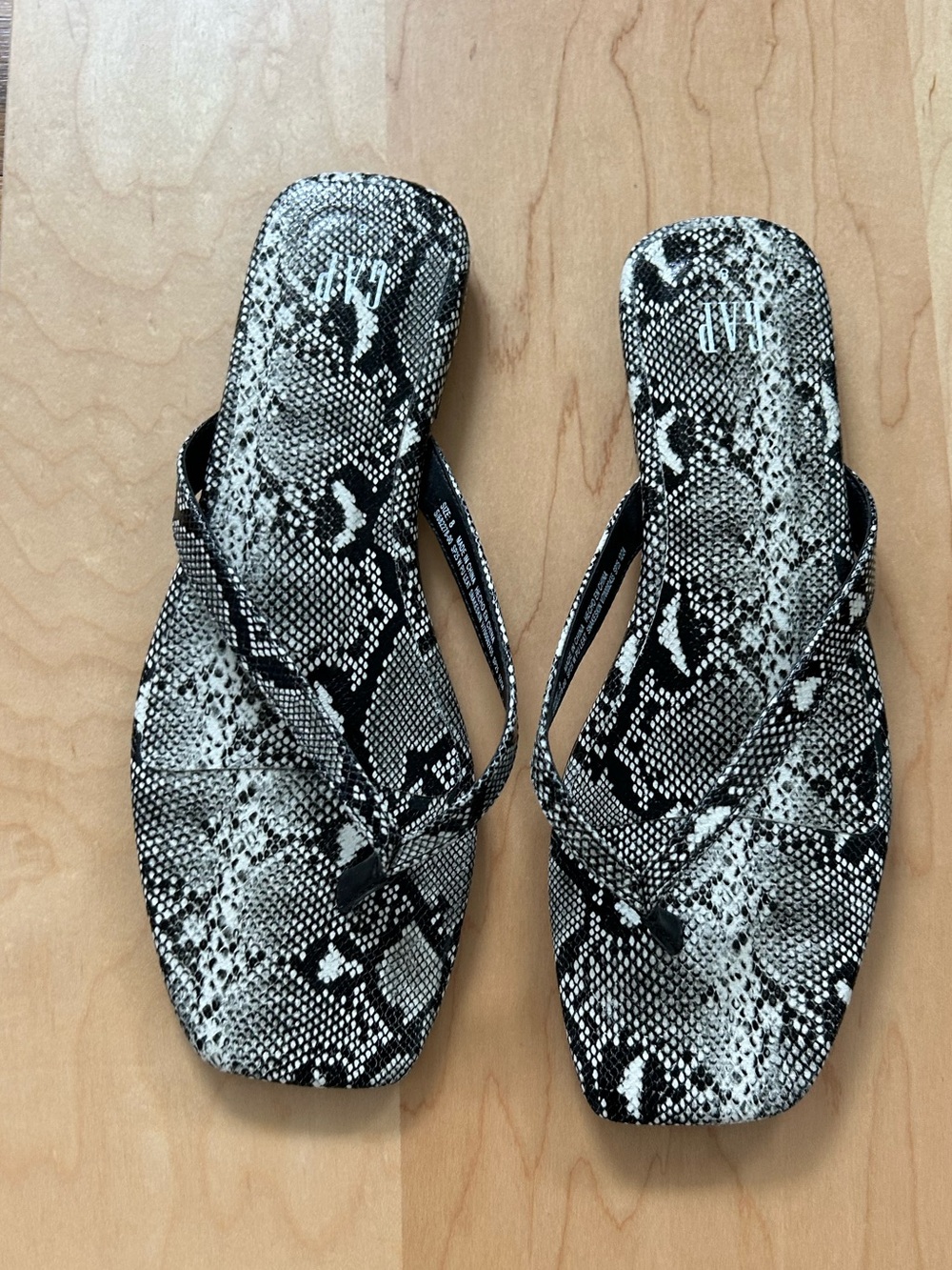 GAP Snake-Print Flip Flop Sandals - Black & White